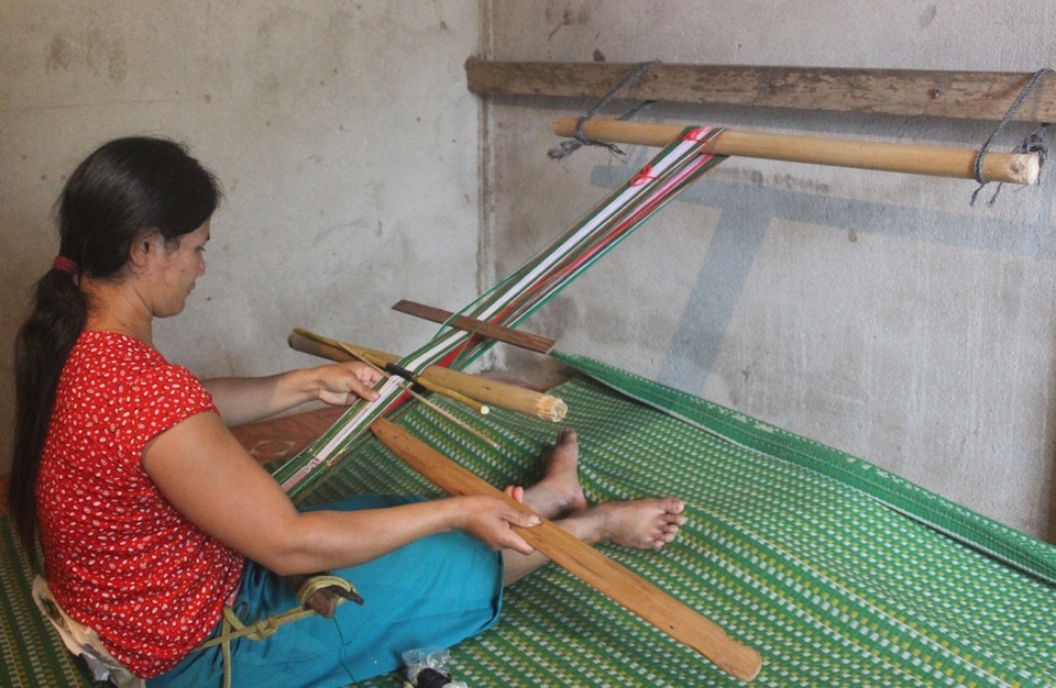 Với kinh nghiệm gần 10 năm làm nghề, H’Nhoa được nhiều gia đình trong buôn tìm đến đặt mua vải thổ cẩm