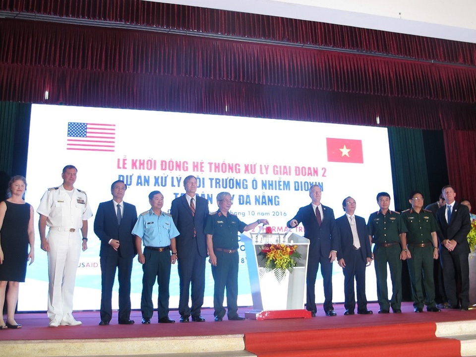 Đại sứ Hoa Kỳ Ted Osius và Thượng tướng Nguyễn Chí Vịnh, Thứ trưởng Bộ Quốc phòng cùng nhấn nút khởi động hệ thống xử lý nhiệt