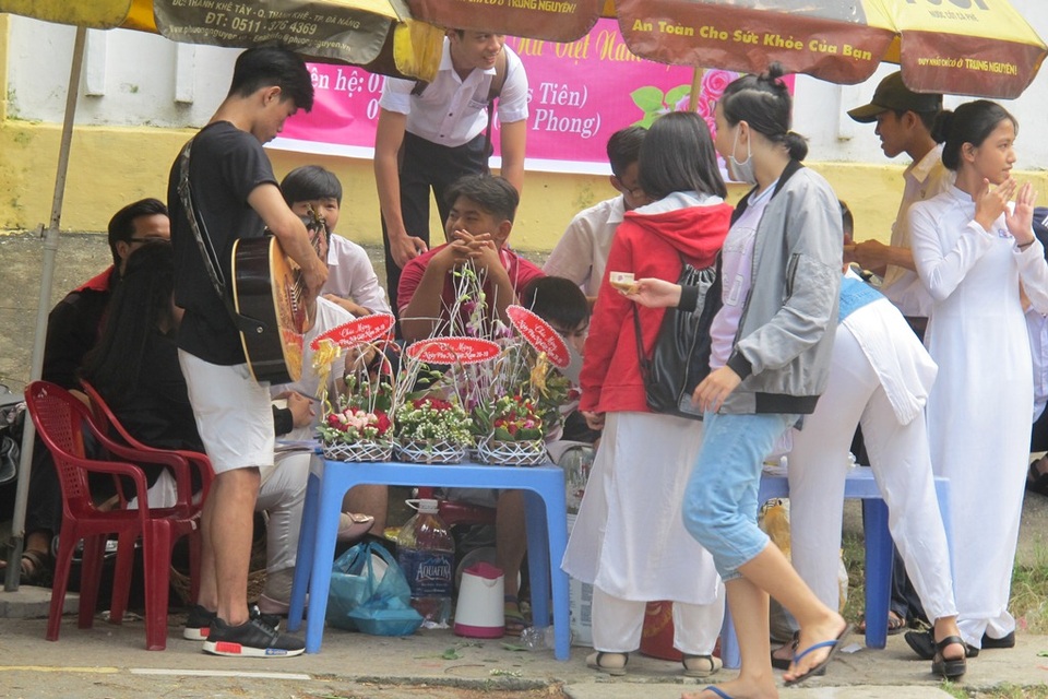 Một điểm bán hoa của các bạn học sinh