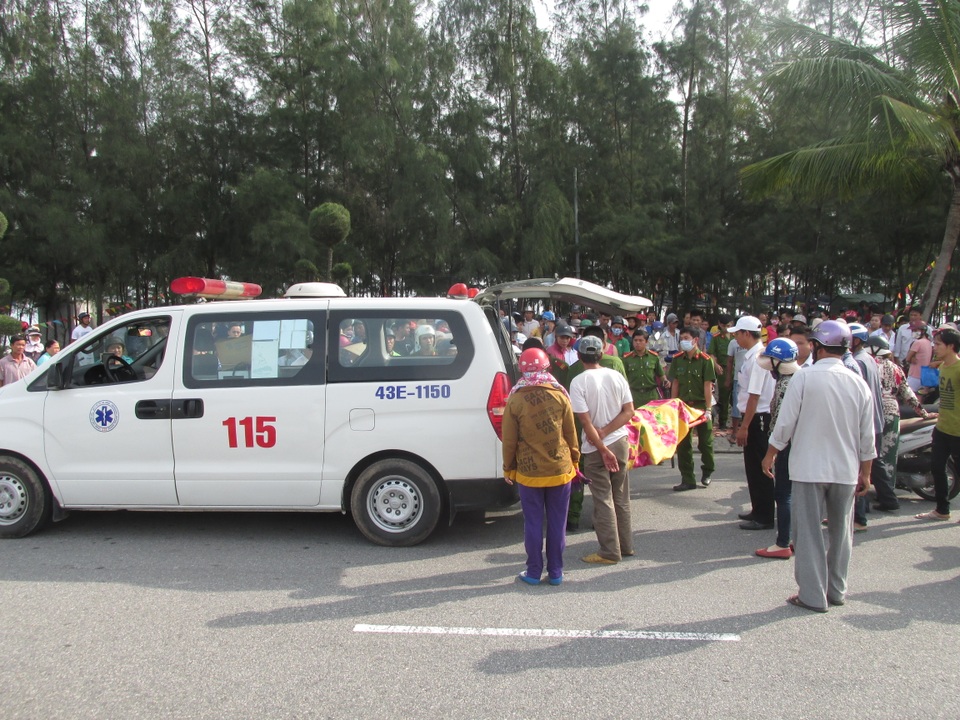 Thi thể nạn nhân được đưa lên xe chở về bệnh viện