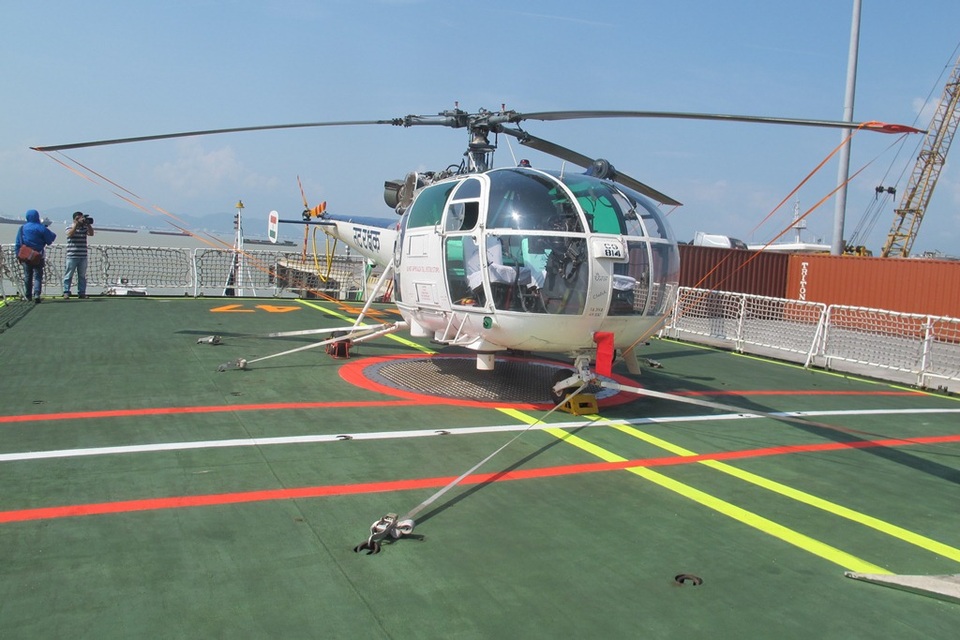 
Tàu được trang bị một trực thăng Chetak
