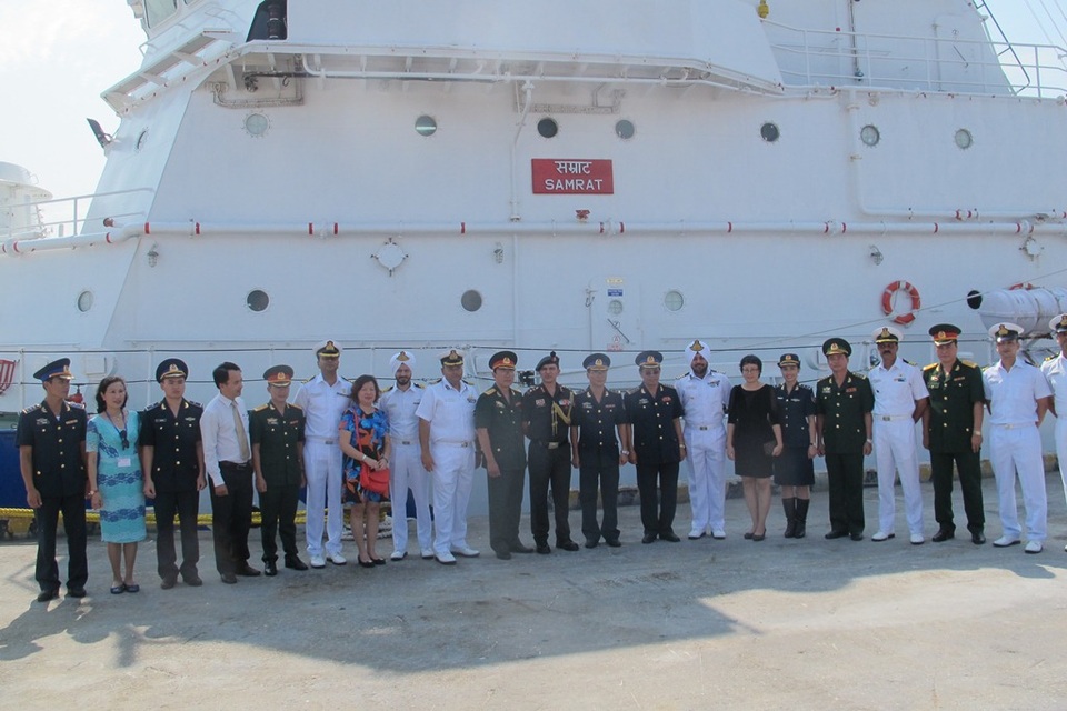 Đại diện các cơ quan, đơn vị của Việt Nam chụp hình lưu niệm với chỉ huy tàu 