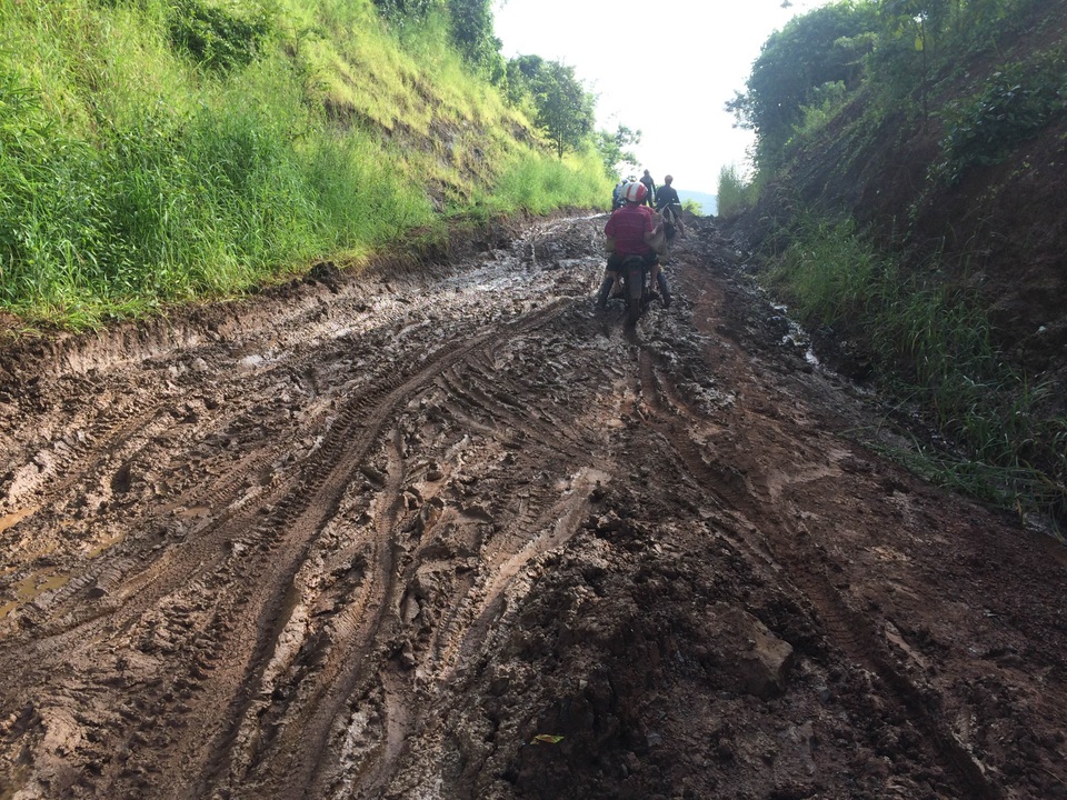 
Đoạn đường dẫn vào hiện trường vụ án mạng gây khó khăn cho lực lượng chức năng.
