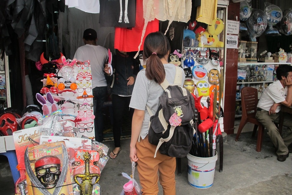 Càng cận kề đêm hội Halloween, thị trường đồ hóa trang càng trở nên sôi động, thu hút nhiều người mua