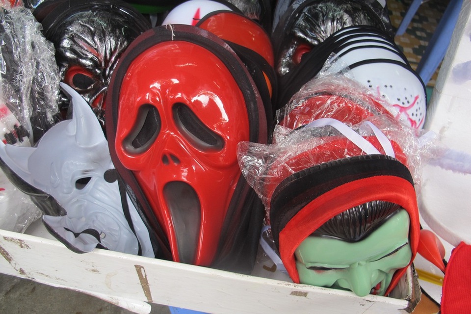 "Hết hồn" với những món đồ hóa trang Halloween - 10