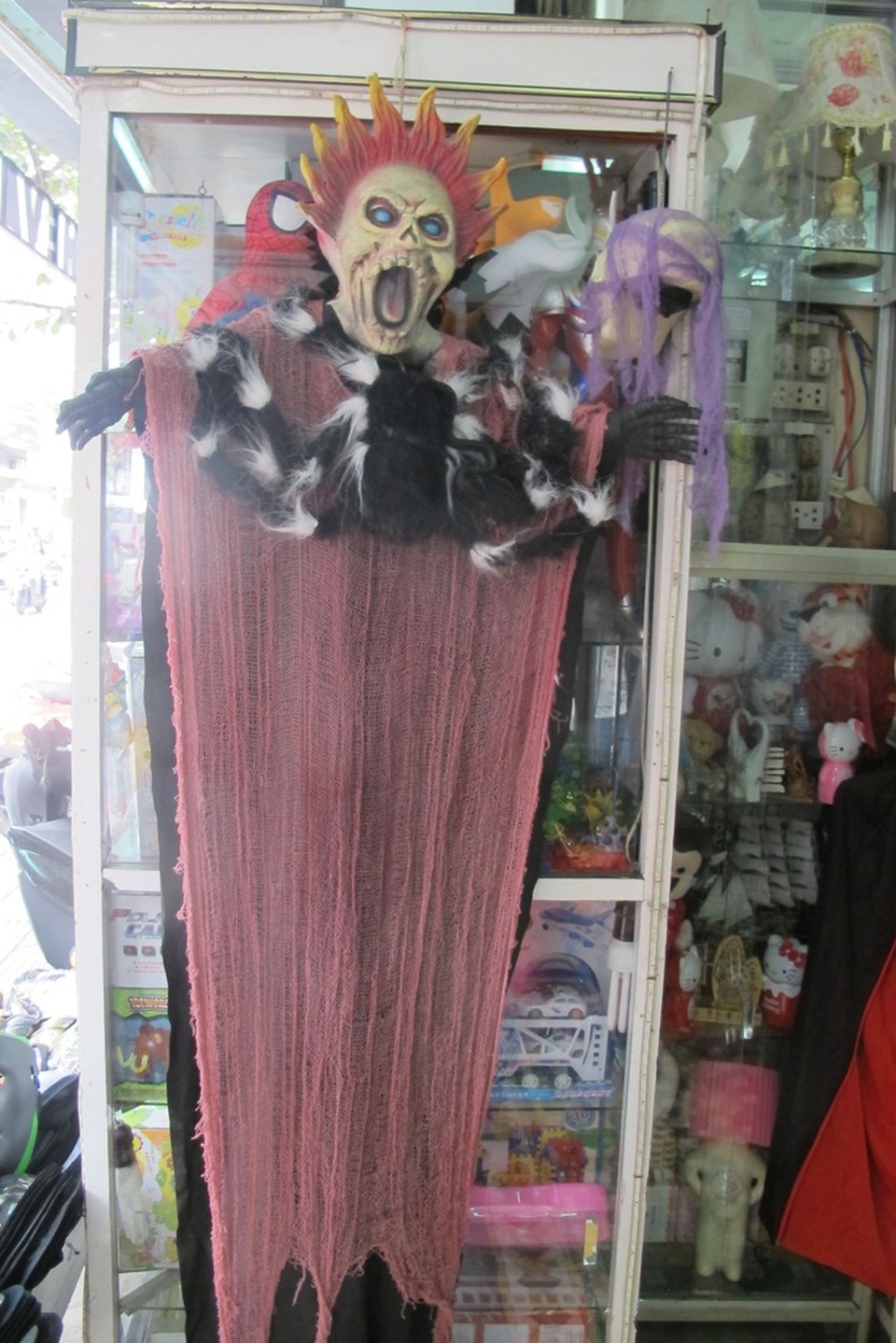 "Hết hồn" với những món đồ hóa trang Halloween - 12