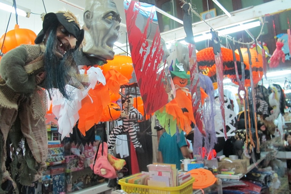 "Hết hồn" với những món đồ hóa trang Halloween - 13