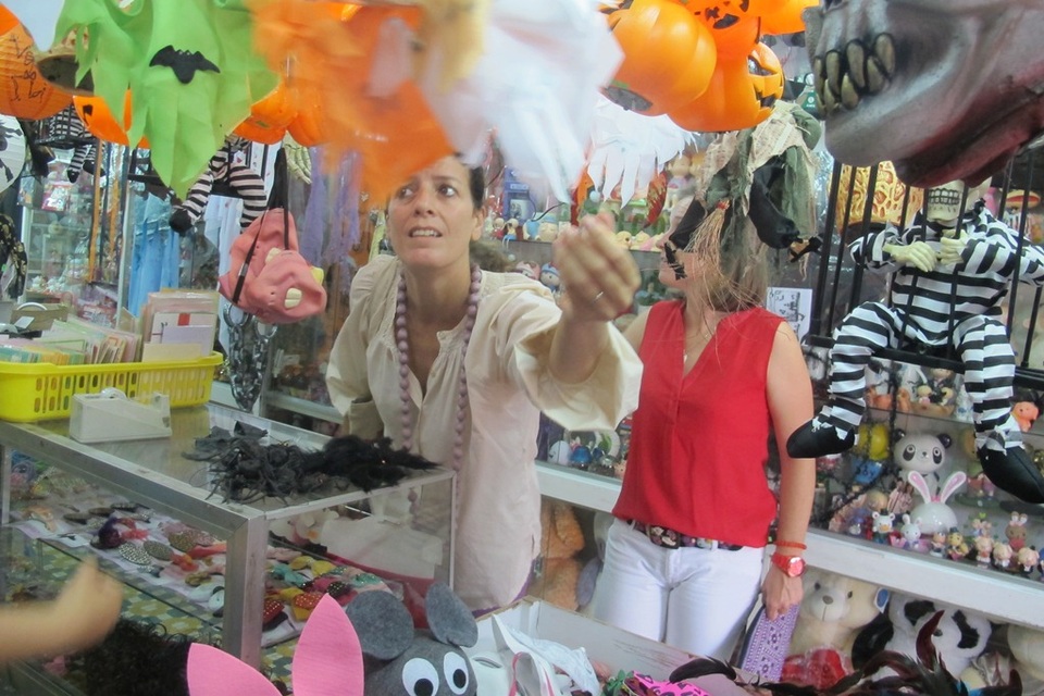 Hai vị khách người nước ngoài đang chọn mua đồ