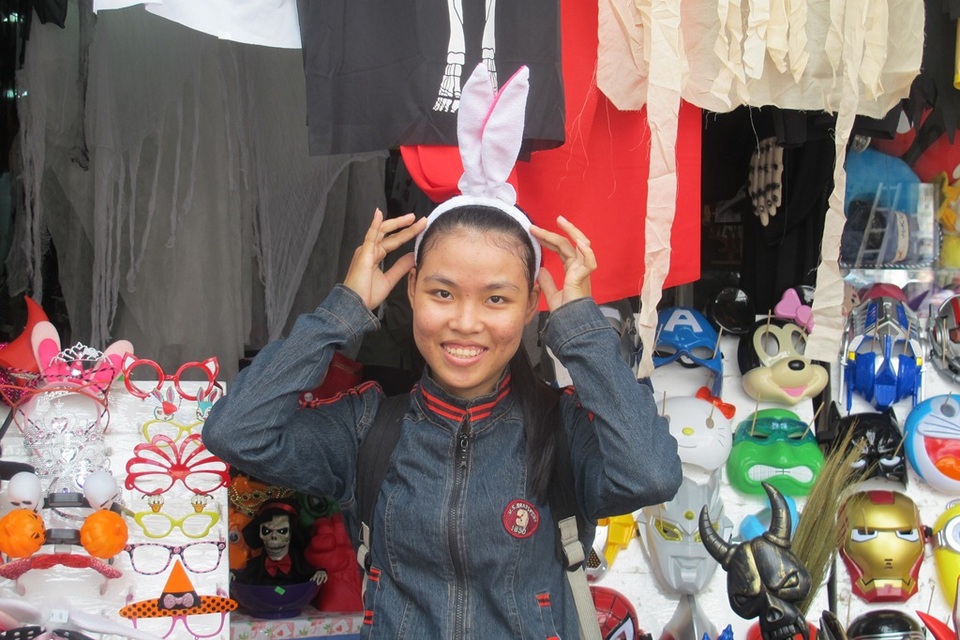 Những chiếc mặt nạ dễ thương, những cái nơ cài tóc đáng yêu được các bạn gái lựa chọn