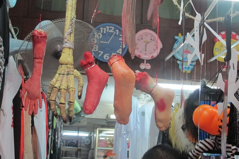 ​Những cánh tay, bàn chân được dùng để trang trí khiến những người nhìn thấy cũng rùng mình