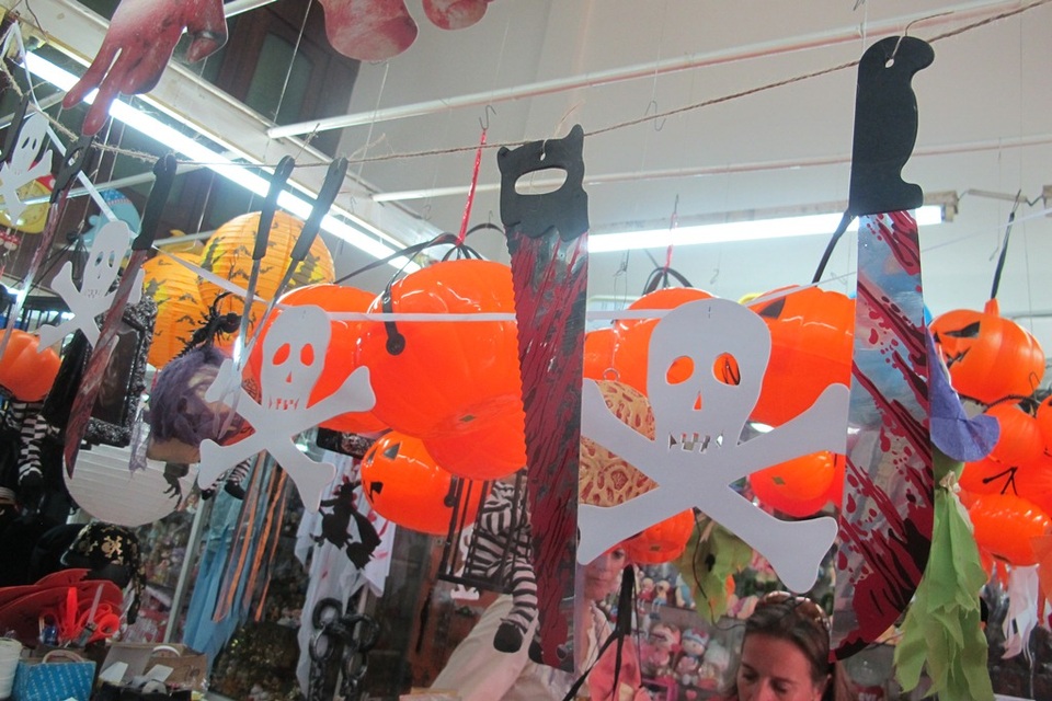 Lưỡi dao, lưỡi cưa dính đầy máu trông phát khiếp