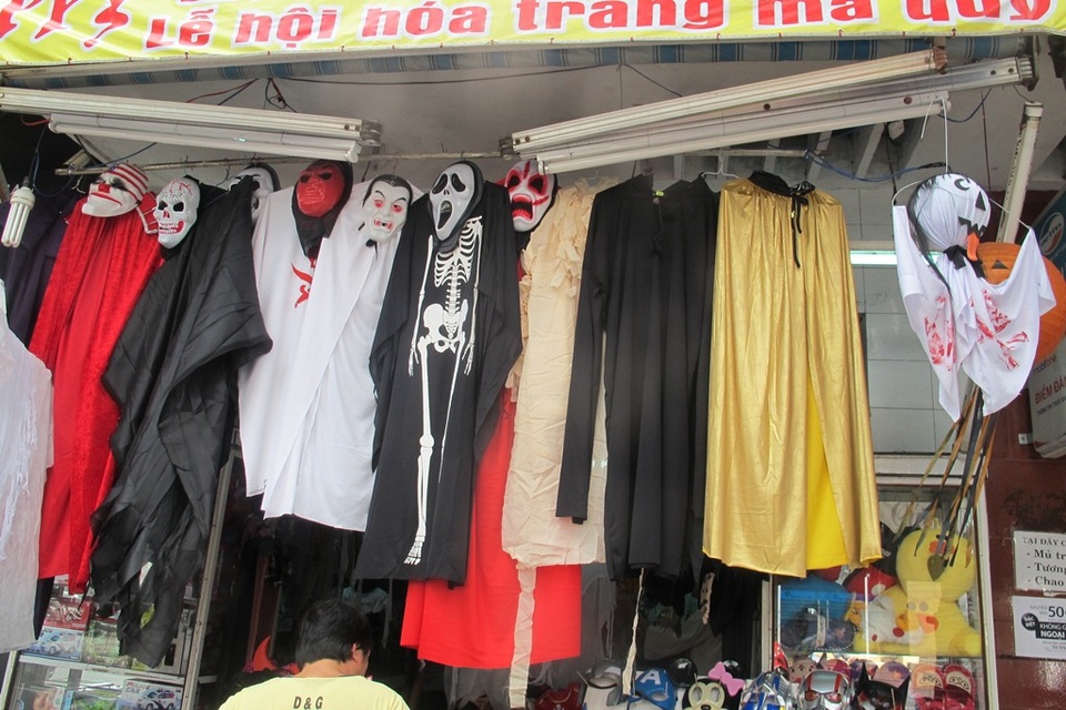 Những áo choàng, áo khoác có giá từ 100 - 300 ngàn đồng/cái