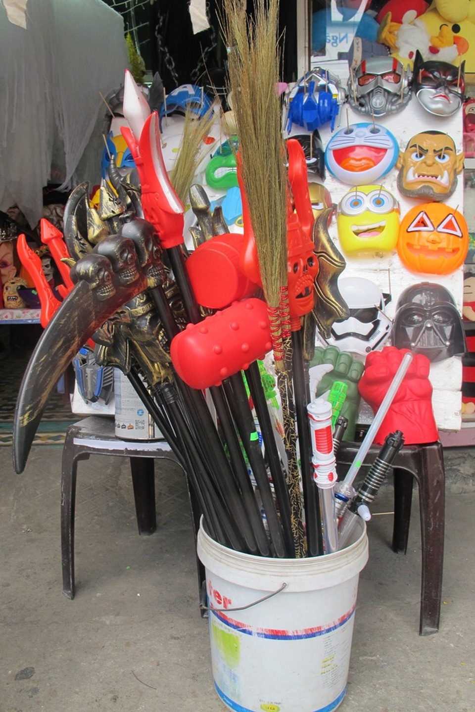 Binh khí có giá từ 50 - 100 ngàn đồng/cái