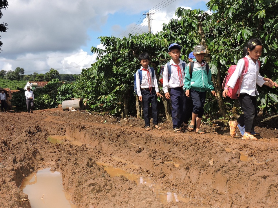 Học sinh điểm trường Trần Bội Cơ đi học trên con đường sình lầy