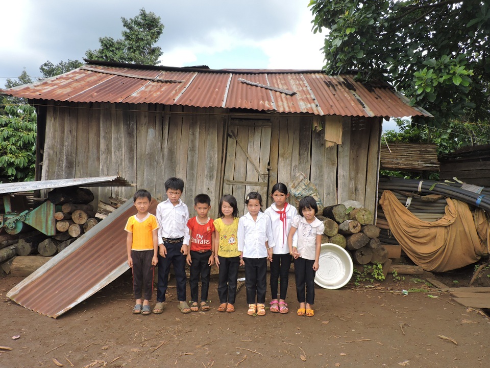 7 em học sinh ở trong căn nhà chật chội, ẩm thấp