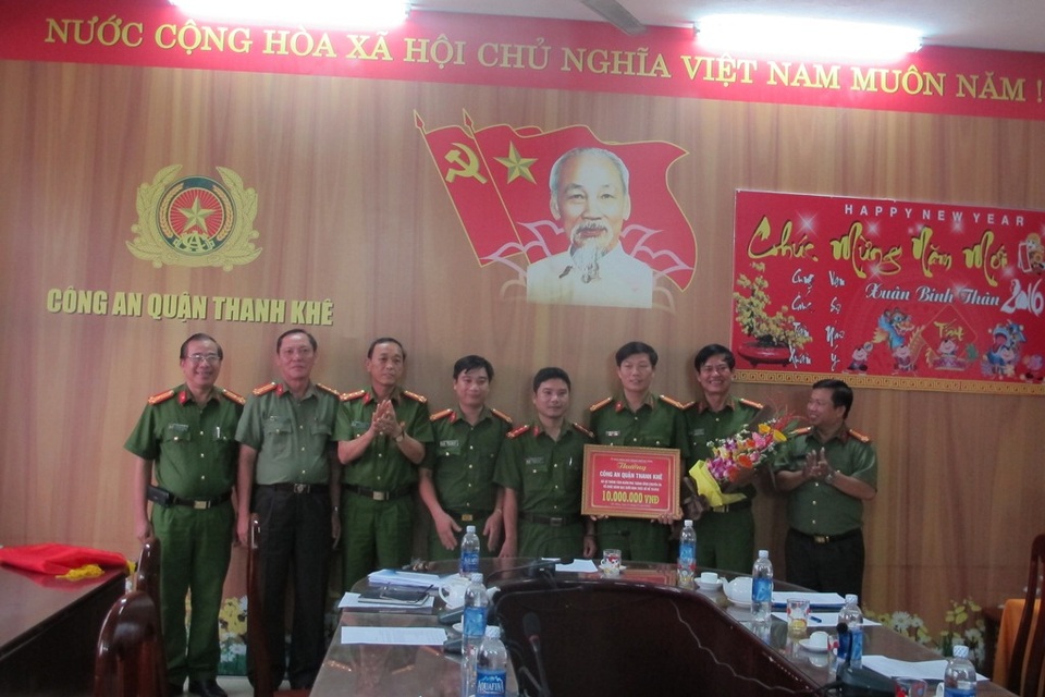 Thừa quỷ quyền của Chủ tịch UBND TP Đà Nẵng, Đại tá Trần Mưu – Phó Giám đốc Công an TP Đà Nẵng đã trao thưởng nóng 10 triệu đồng cho Công an quận Thanh Khê