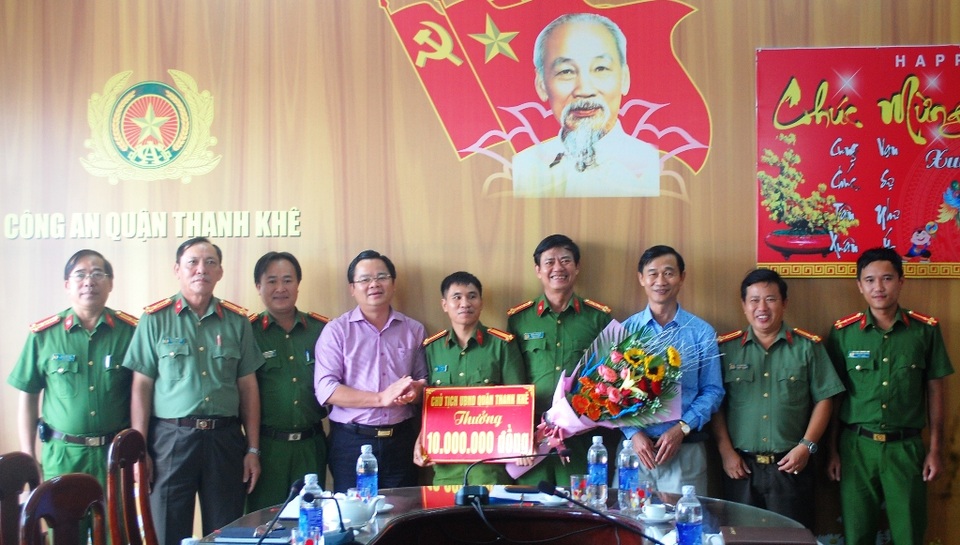 Giúp việc bỏ thuốc mê ông chủ Hàn Quốc cướp tài sản - 1 Lãnh đạo quận Thanh Khê thưởng nóng cho Công an quận Thanh Khê vì thành tích phá án vụ giúp việc đánh thuốc mê ông chủ