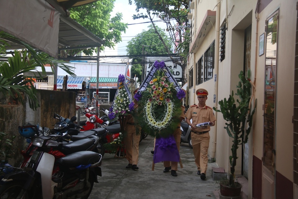 Phòng Cảnh sát giao thông Đà Nẵng đến viếng cháu Đỗ Tuấn Dũng 