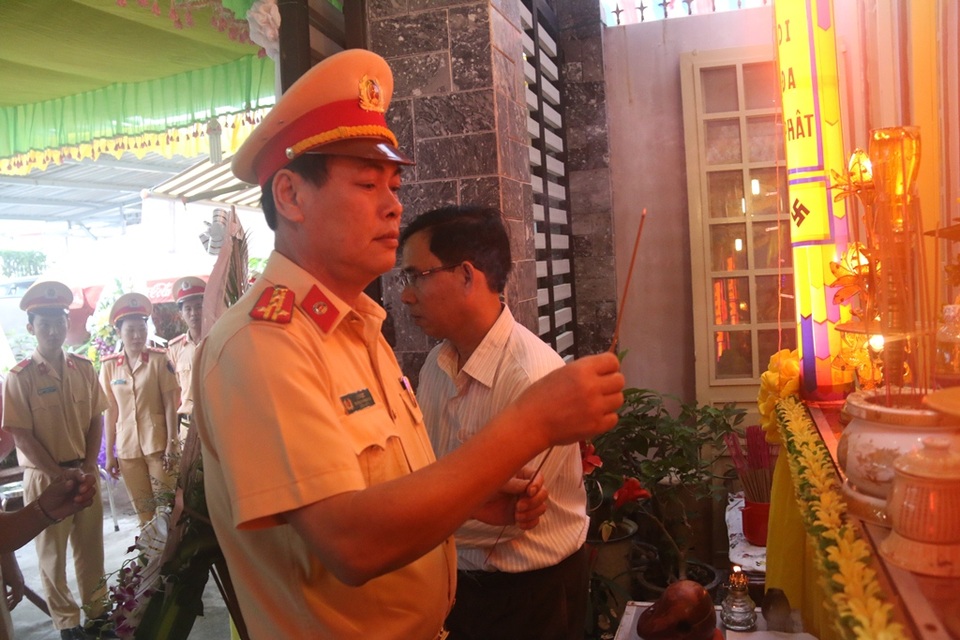 Đại tá Lê Ngọc thắp hương cho Dũng 