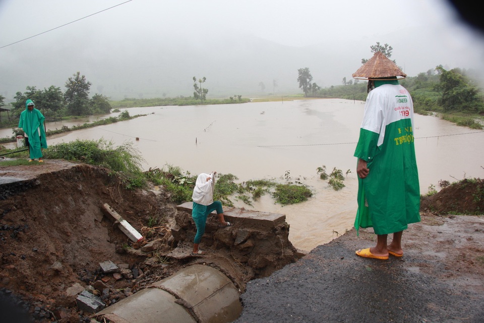 
Đường giao thông bị xói lở hư hỏng
