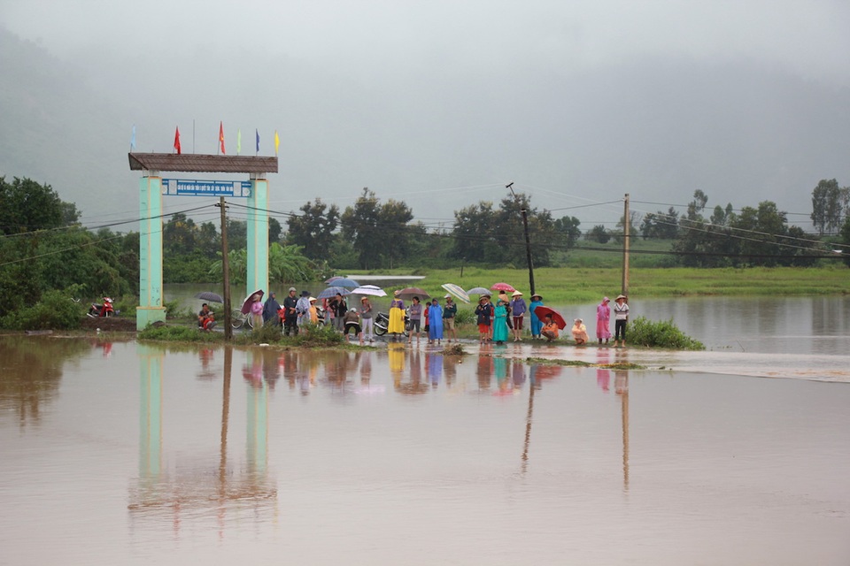 Nhiều xã bị nước cô lập mấy ngày nay