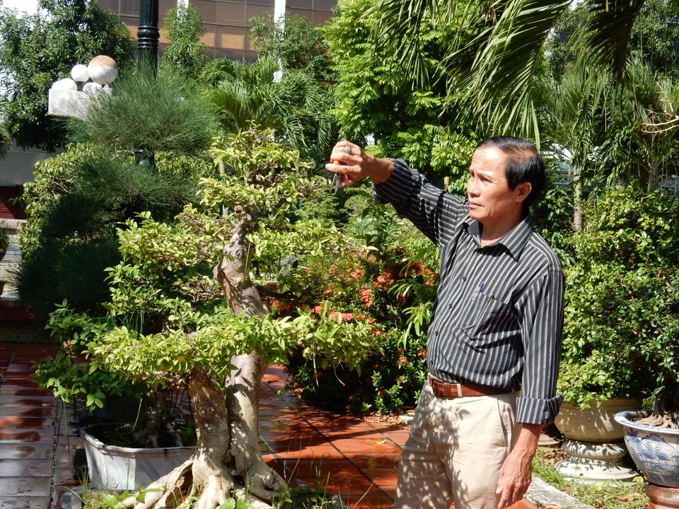 Ông Quý đang chăm những chậu cảnh của mình