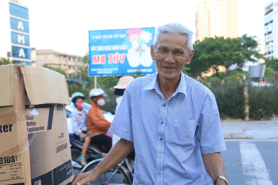 Nụ cười hạnh phúc của ông Long khi giúp được những người nghèo