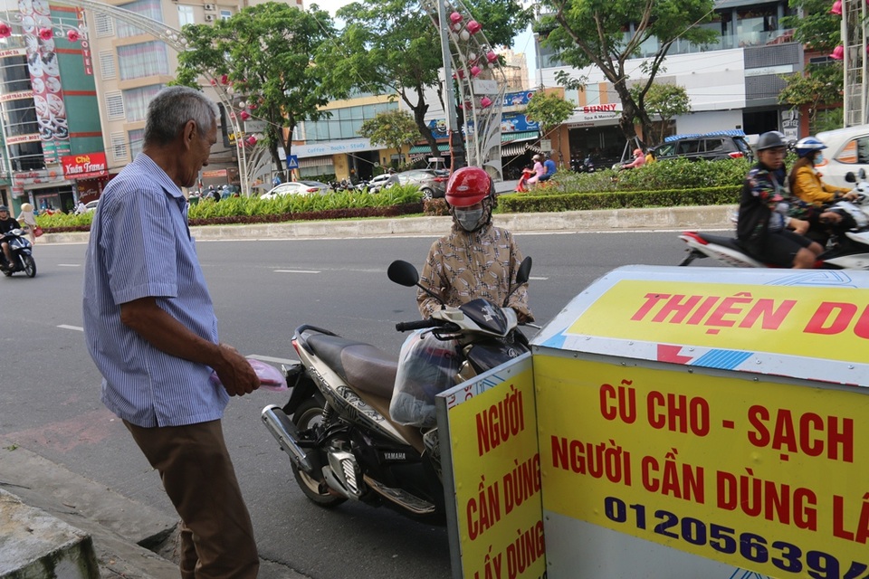 Một người dân đến góp quần áo cũ