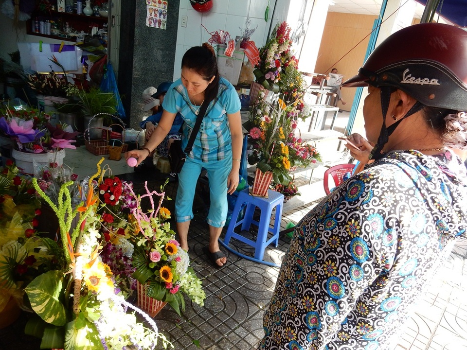 Khách hàng đang mua hoa tại một shop hoa trên đường Điện Biên Phủ