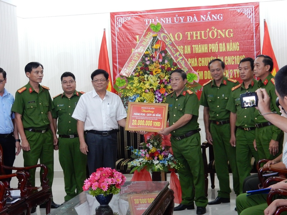Phó Bí thư Thành ủy Đà Nẵng Võ Công Trí thưởng nóng cho lực lượng công an thành phố