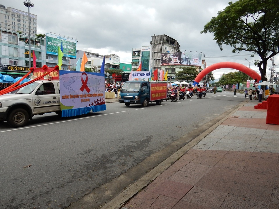 Các lực lượng diễu hành hưởng ứng Tháng hành động quốc gia phòng, chống HIV/AIDS