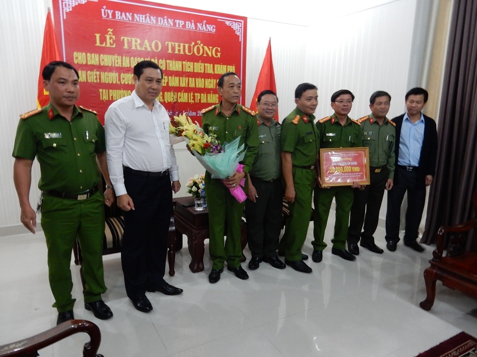 Chủ tịch Huỳnh Đức Thơ thưởng nóng cho Ban chuyên án 30 triệu đồng