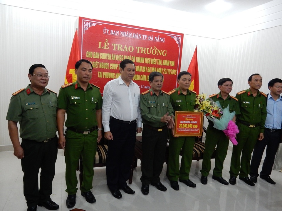 Giám đốc Công an TP Đà Nẵng thưởng nóng cho Ban chuyên án 20 triệu đồng