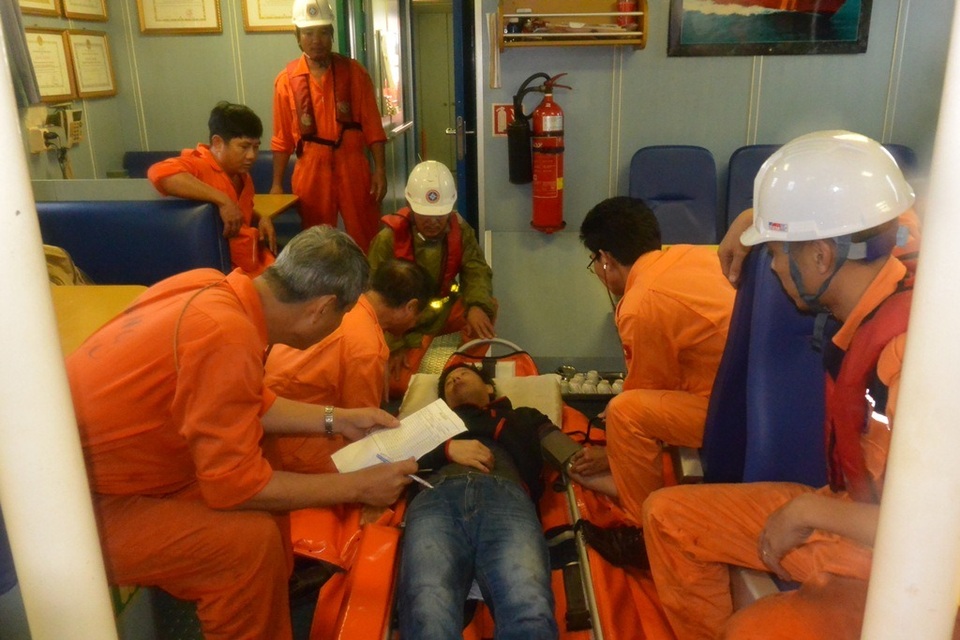 Thuyền viên người Trung Quốc được sơ cứu trên thuyền 