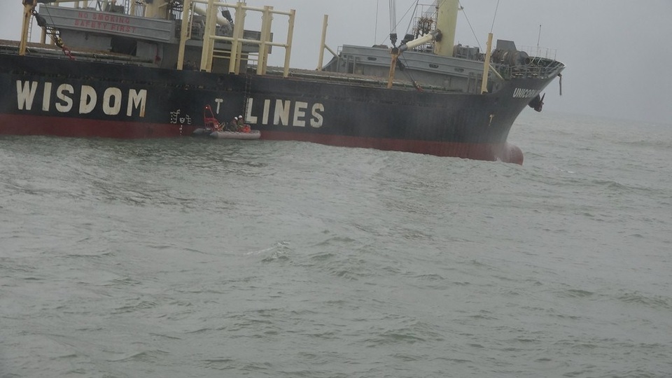 Lực lượng chức năng tiếp cận tàu có thuyền viên gặp nạn