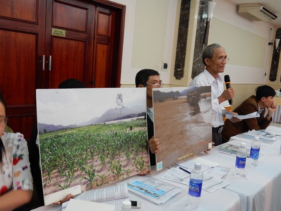 Ông Nguyễn Khánh Tâm Anh trình bày và dẫn chứng những tác hại do nhà máy thủy điện gây ra