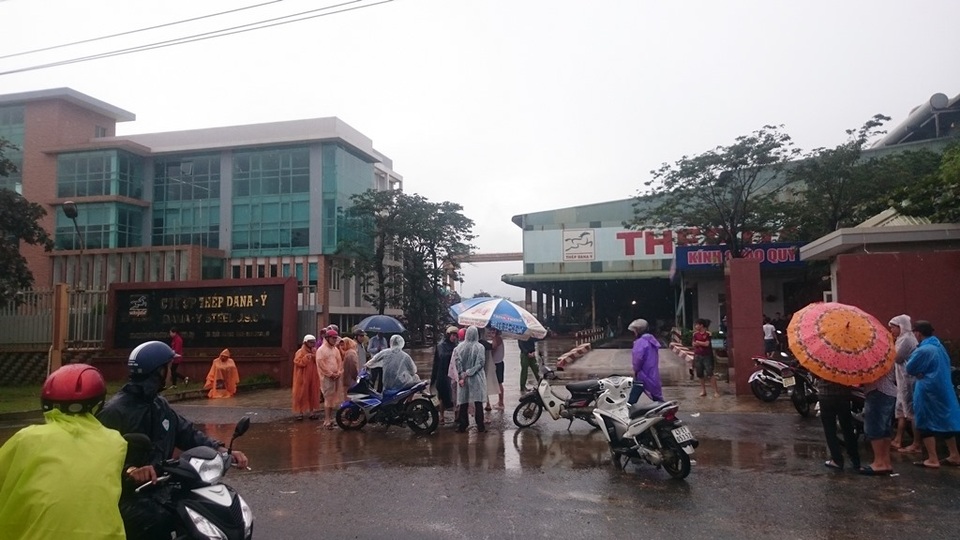 Người dân tập trung trước công ty thép Dana - Ý để phản đối vì công ty này gây ô nhiễm 