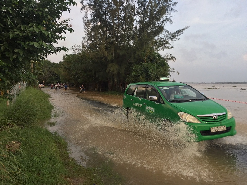 
Mưa lũ khiến nhiều tuyến đường ở Quảng Nam bị ngập (ảnh Đình Hòa)

