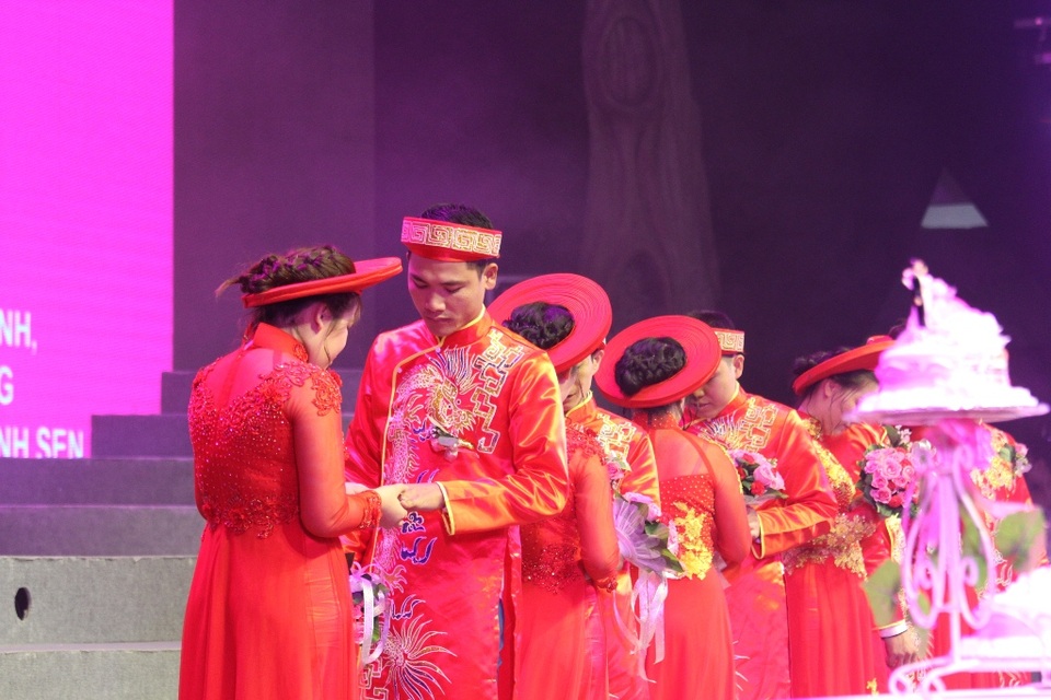 Các cặp đôi trao nhẫn cưới cho nhau