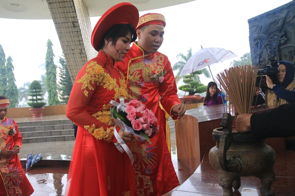 ... bày tỏ lòng thành kính trước vong linh các anh hùng liệt sĩ.