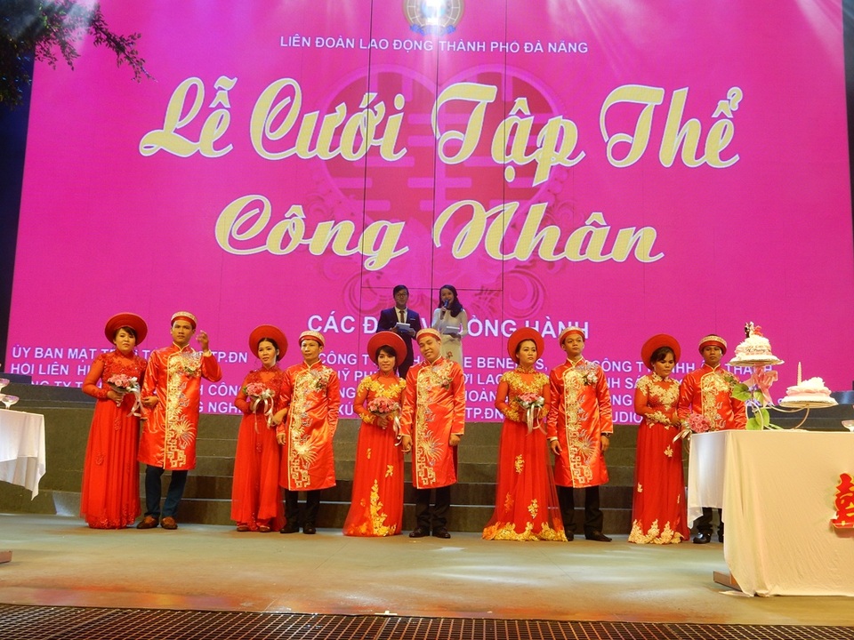  Sau đó, các cặp đôi di chuyển đến Nhà Văn hóa Lao động TP Đà Nẵng – nơi diễn ra chương trình lễ cưới