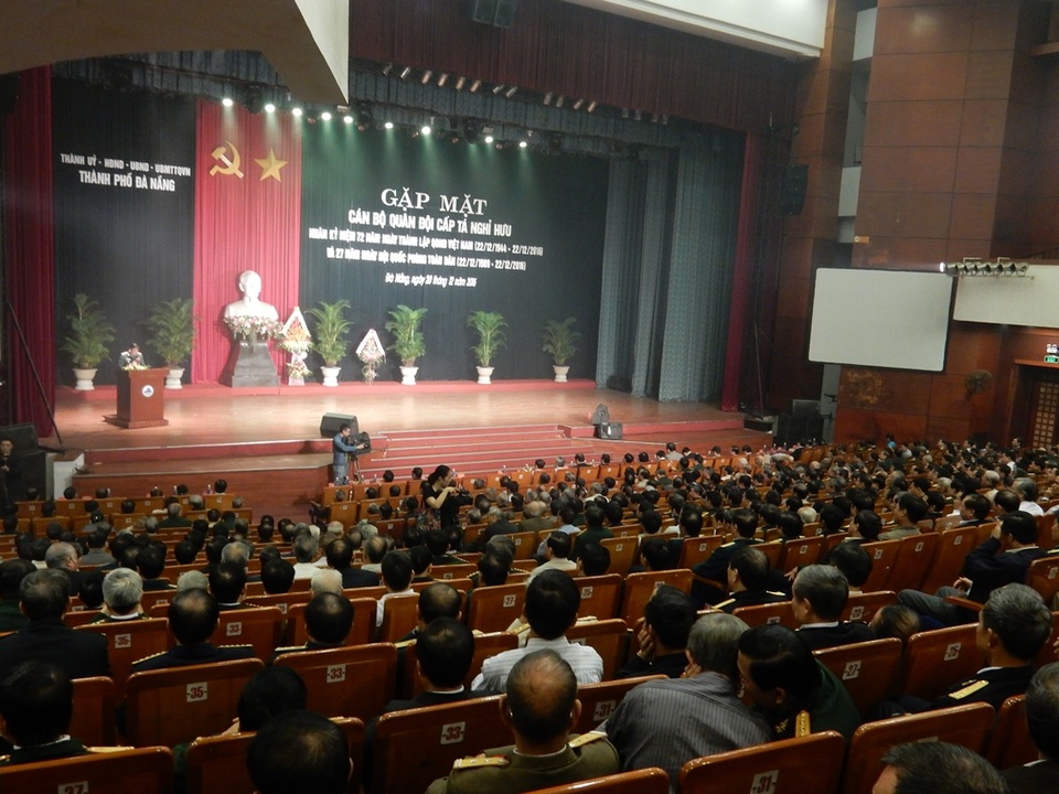 Buổi gặp mặt được tổ chức tại Nhà hát Trung Vương với sự tham gia của 1.600 cán bộ quân đội cấp tá nghỉ hưu 