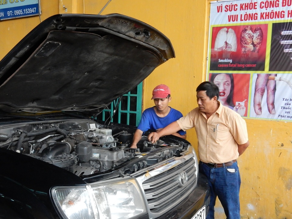Ông Ninh hướng dẫn các học viên sửa chữa ô tô