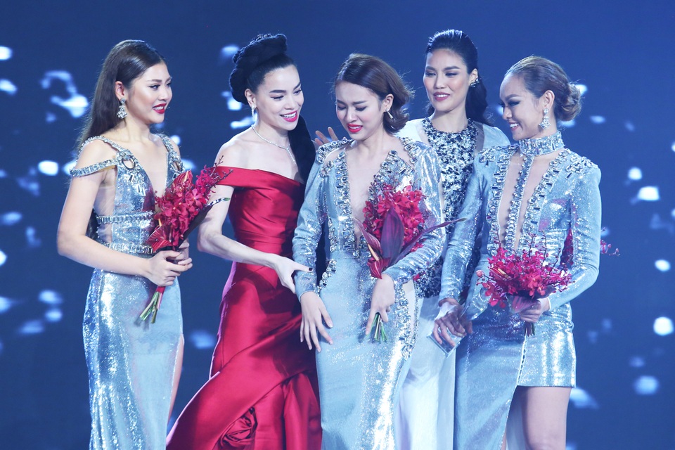 Mai Ngô cũng đến ôm và chúc mừng Phí Phương Anh cùng team Hồ Ngọc Hà