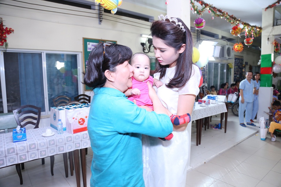 Các người đẹp cũng rất xúc động với hình ảnh những đứa bé bị bỏ rơi ngay khi vừa sinh ra