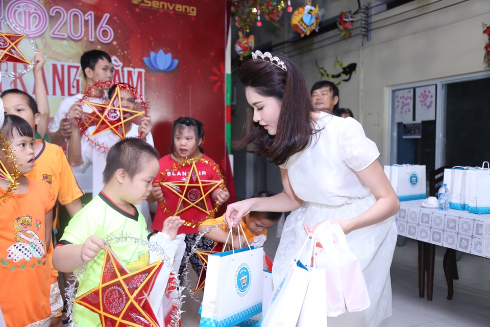 Các người đẹp còn dành tặng cho Trung tâm những món quà nhỏ nhưng mang nhiều ý nghĩa.