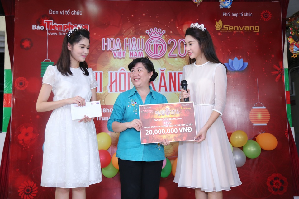 Ngoài ra, BTC HHVN còn dành tặng 20 triệu đồng cho Trung tâm nuôi dưỡng bảo trợ trẻ em Gò Vấp với hi vọng chung tay mang đến những điều tốt đẹp nhất cho những số phận không may.