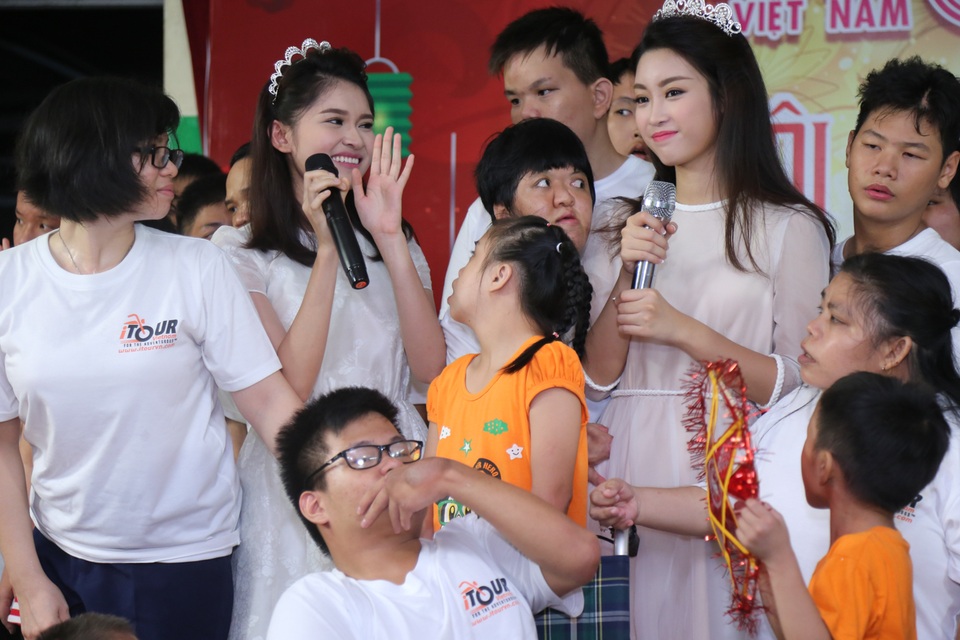 Có lẽ cảm động nhất là khi các cô gái hòa cùng giọng ca với các bé khuyết tật bài hát “Đứa bé”. Ca khúc như gói trọn ước mơ, tình cảm, khát khao của mỗi trẻ nhỏ nơi đây. 