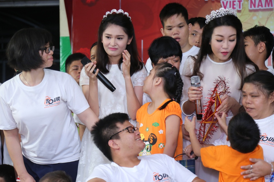 Cả Mỹ Linh và Thùy Dung đều phải kìm nén cảm xúc để có thể hát trọn vẹn ca khúc và vui cười cùng các bé.