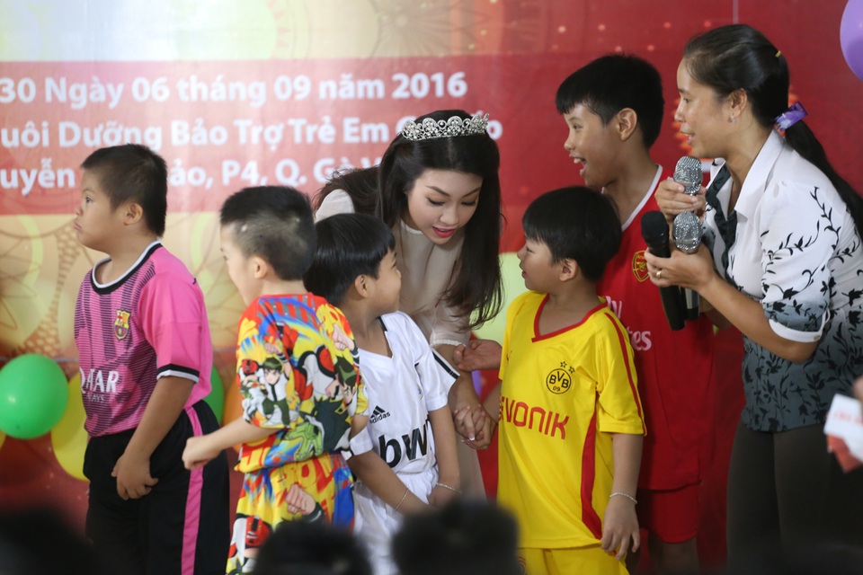 Hoa hậu Mỹ Linh khá nhí nhảnh và đáng yêu vui đùa cùng các em